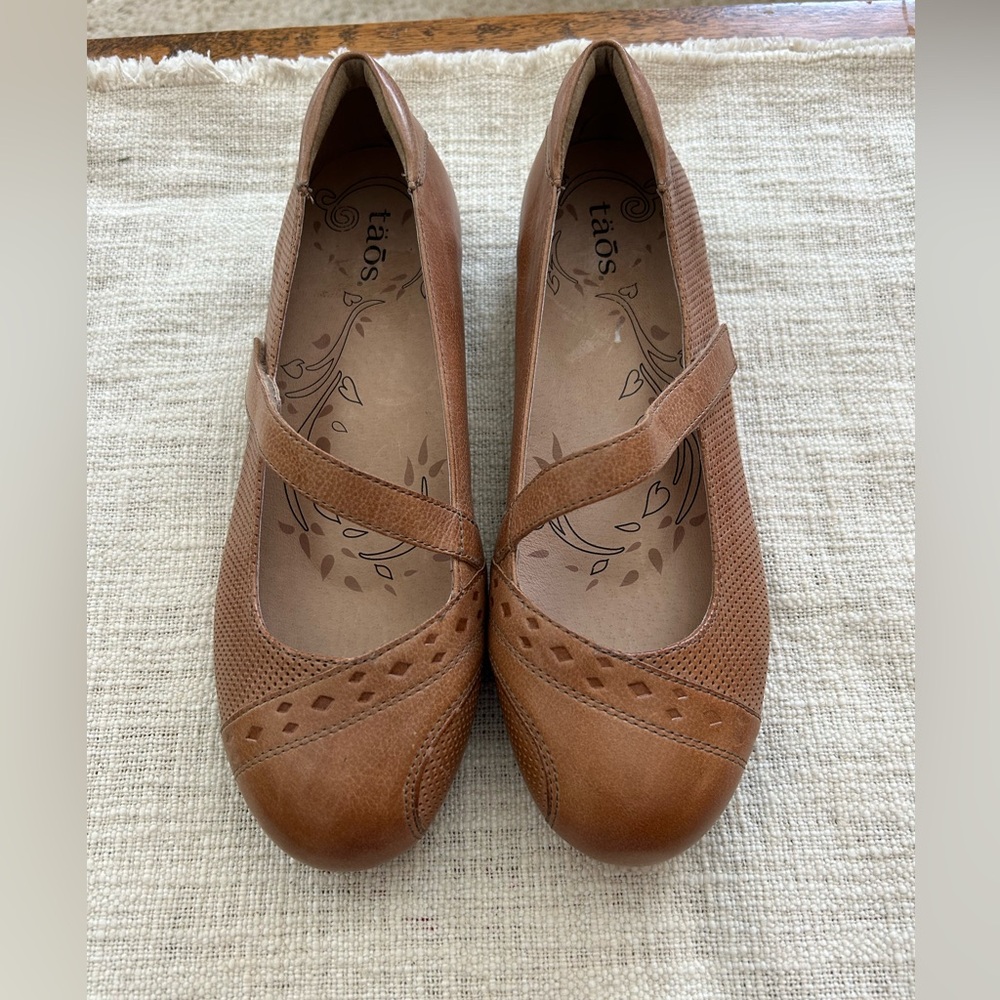 Taos Footwear Scamp Tan Brown Leather Mary Jane Flats with Strap